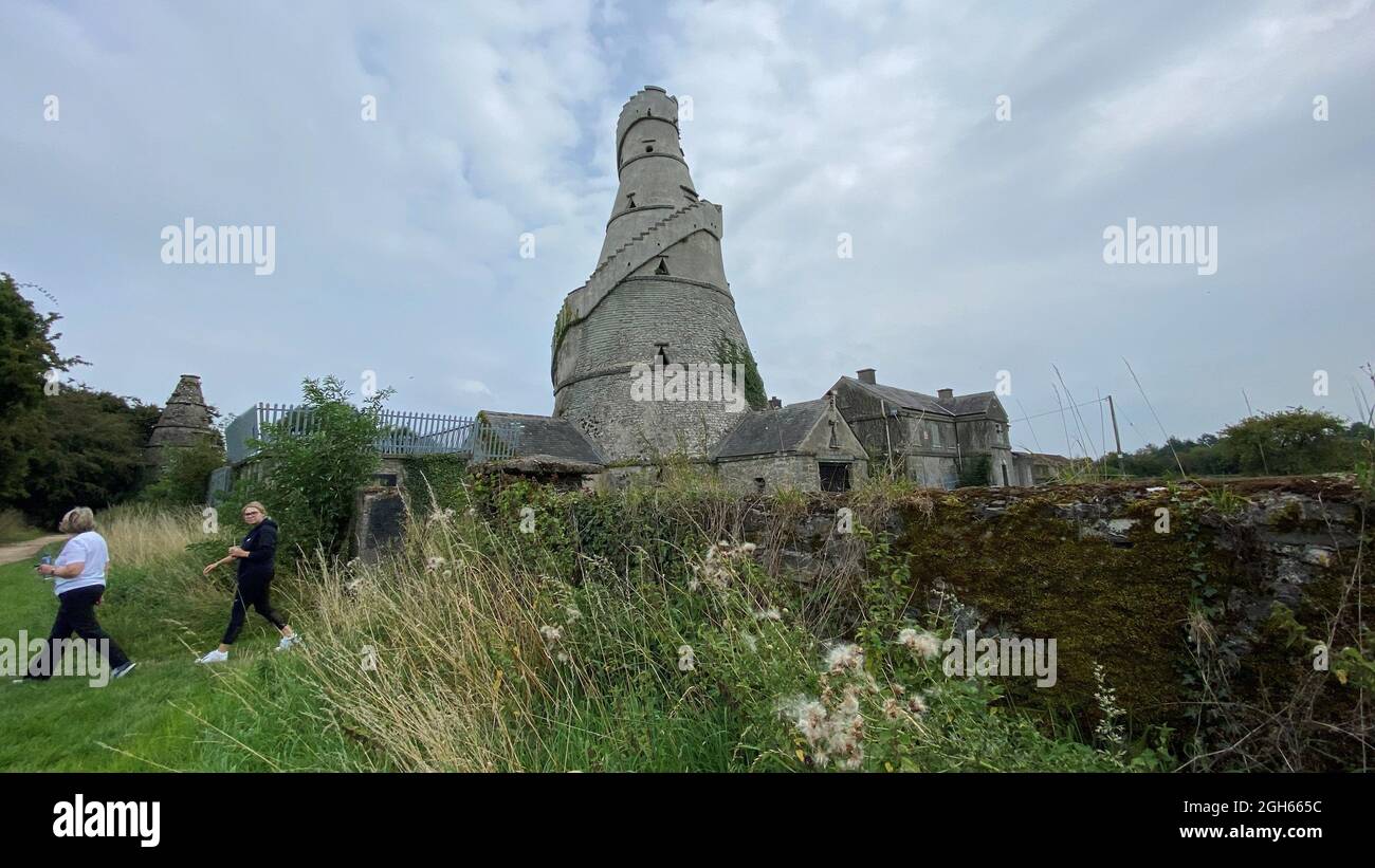 Les gens marchent devant la magnifique Barn, une grange en forme de tire-bouchon construite sur le bord de la maison Castletown Estate de la famille Conolly, qui borde Leixlip et Celbridge, Irlande. Date de la photo: Dimanche 5 septembre 2021. Banque D'Images