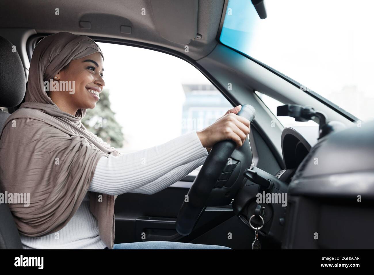 Le chauffeur se rend au bureau en ville, donne des leçons et fait un essai routier Banque D'Images