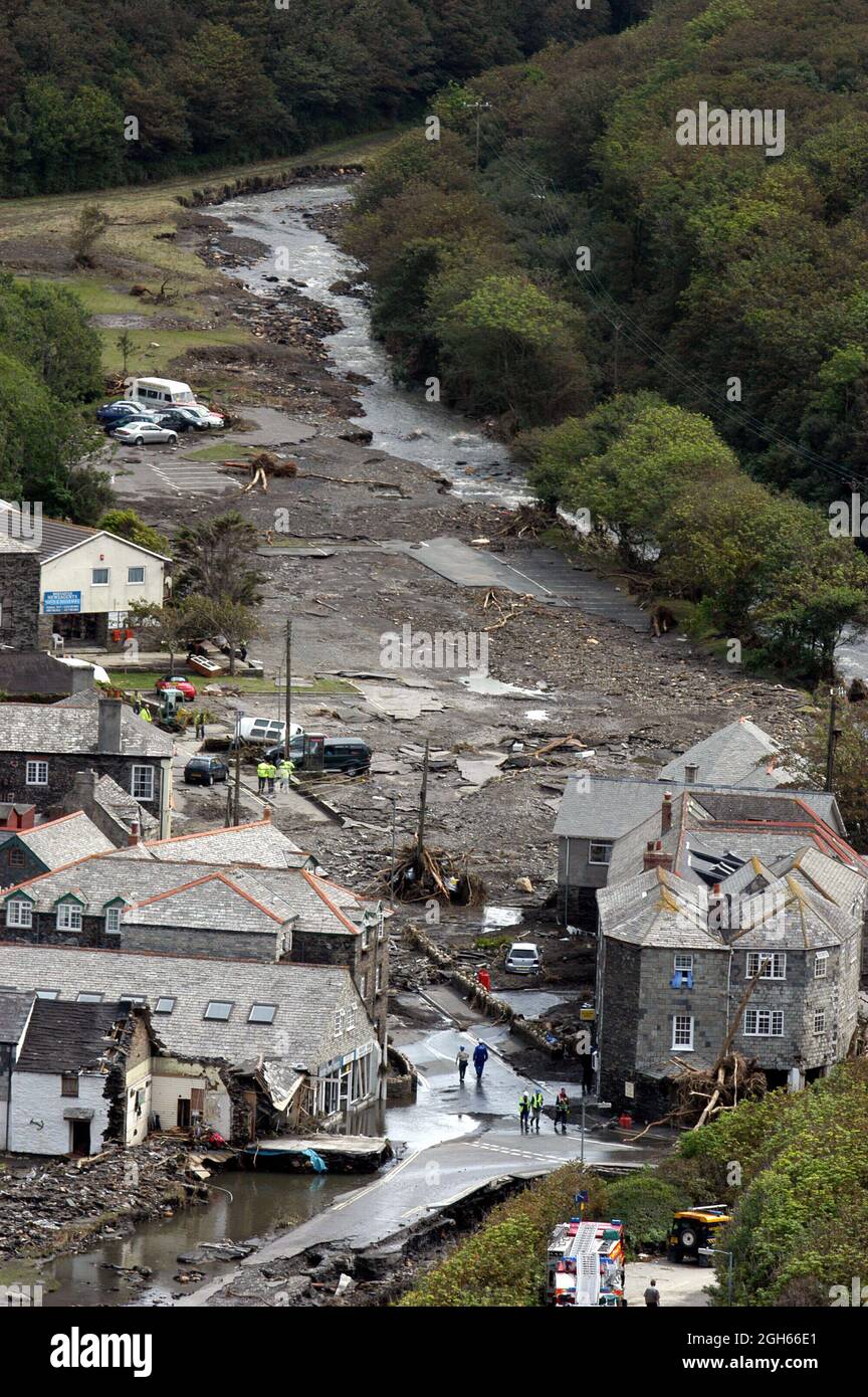 Les secouristes regardent les dégâts causés par les inondations après que de fortes pluies ont détruit des bâtiments dans le centre de Boscastle, Cornouailles, Royaume-Uni Banque D'Images