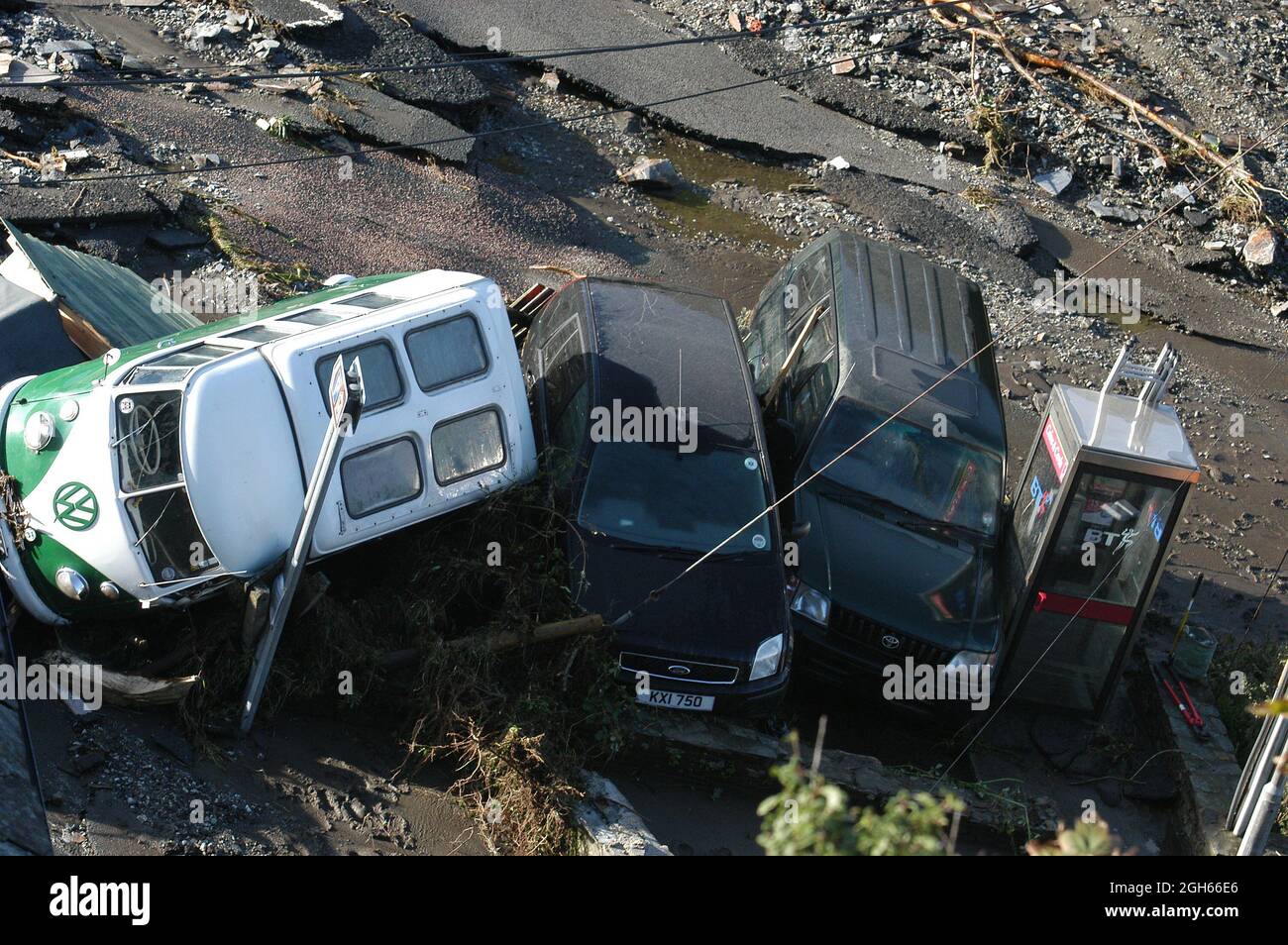 Les secouristes observent les ravages causés par les inondations après que de fortes pluies ont détruit des bâtiments et des voitures dans le centre de Boscastle, en Cornouailles, au Royaume-Uni Banque D'Images