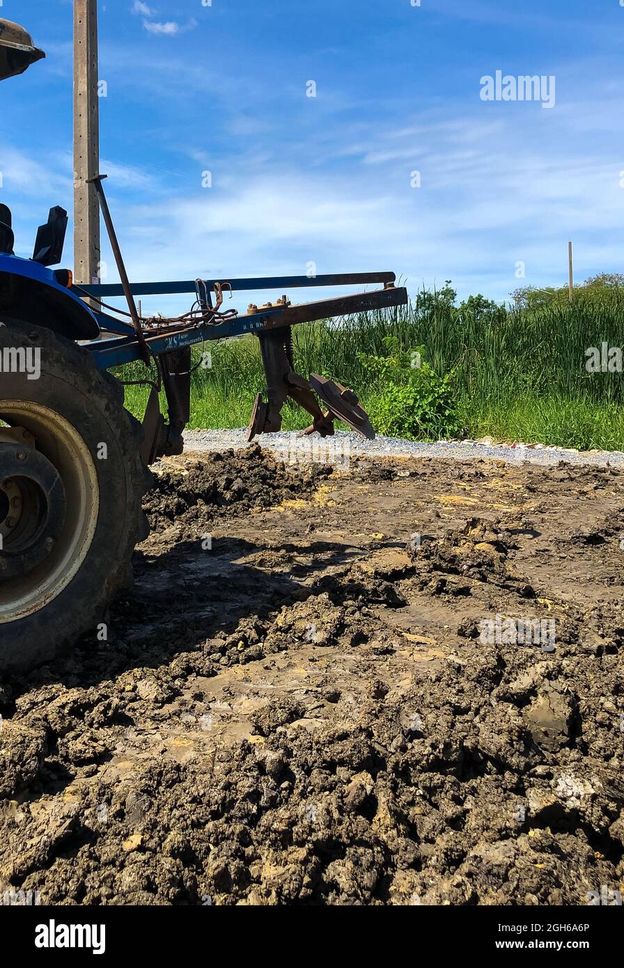 Tracteur polyvalent avec charrue à burin. Banque D'Images