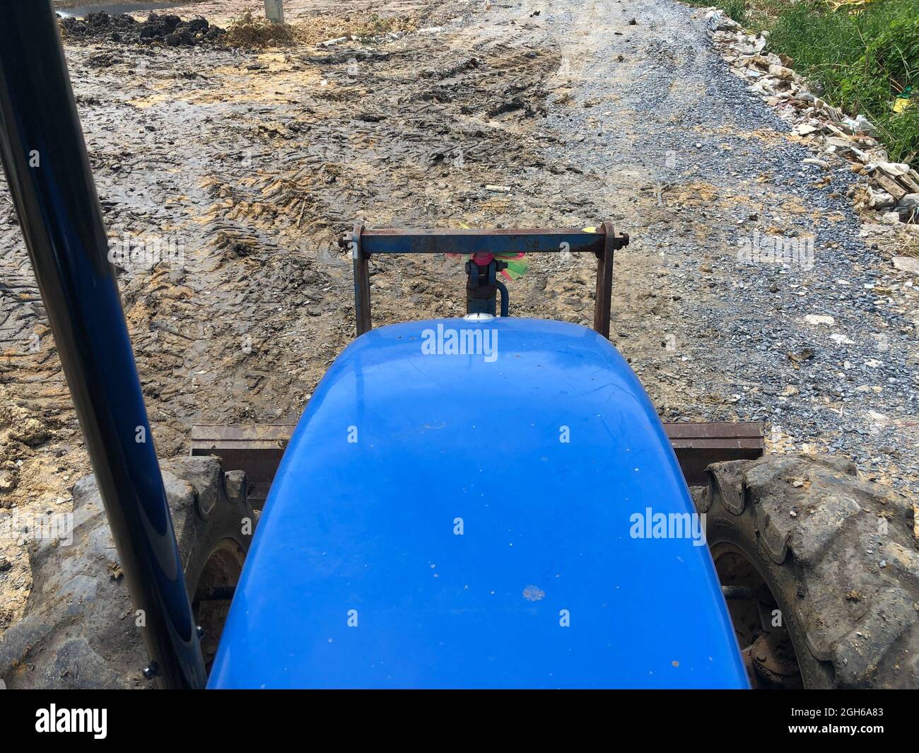 Le tracteur règle le sol à l'aide d'un bouteur avant, à vitesse lente, sur la vue de dessus avant. Banque D'Images