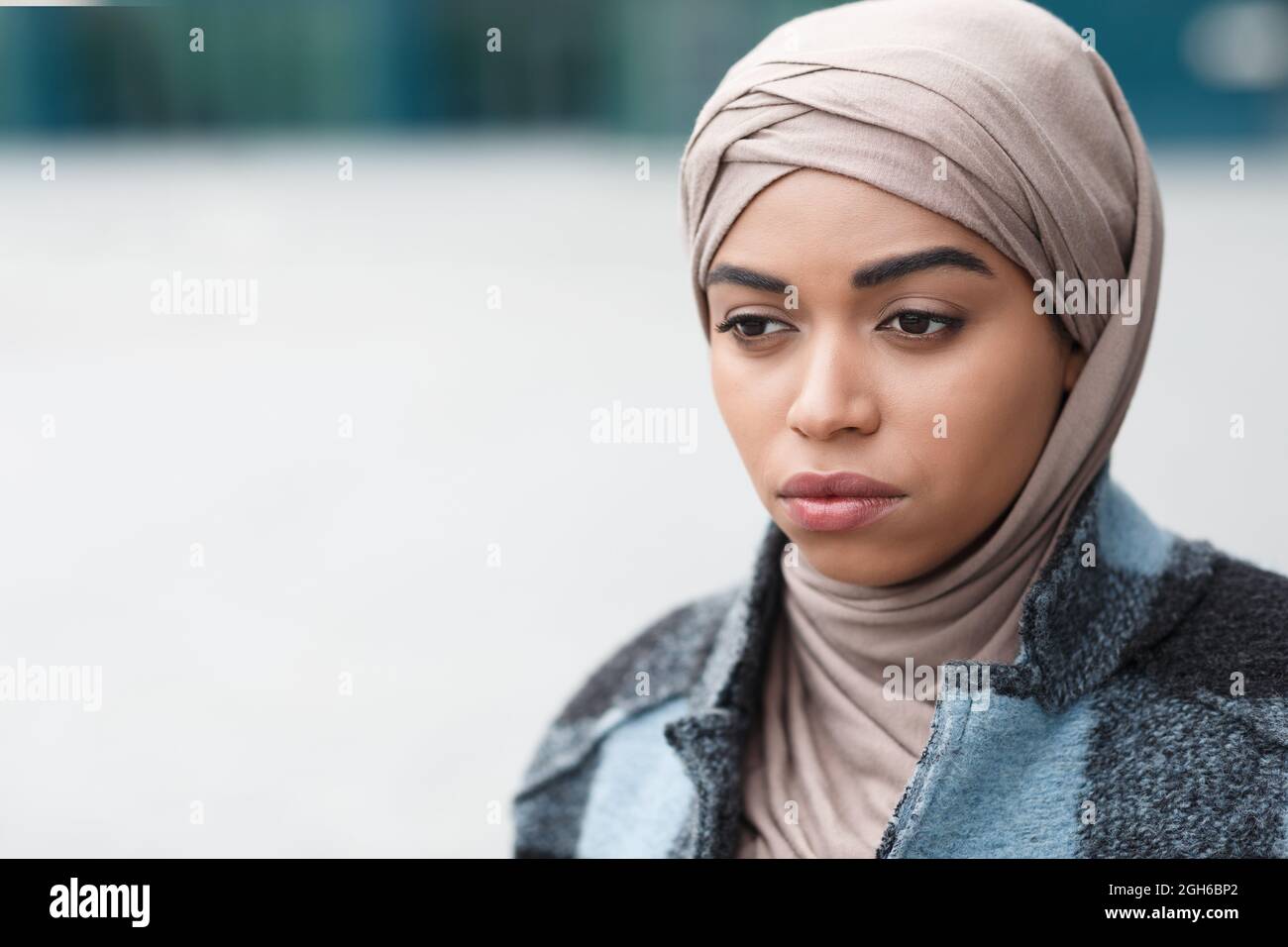 Gros plan portrait d'une femme afro-américaine contrariée et déprimée, d'une dame réfléchie en hijab et d'un manteau en ville à l'extérieur Banque D'Images