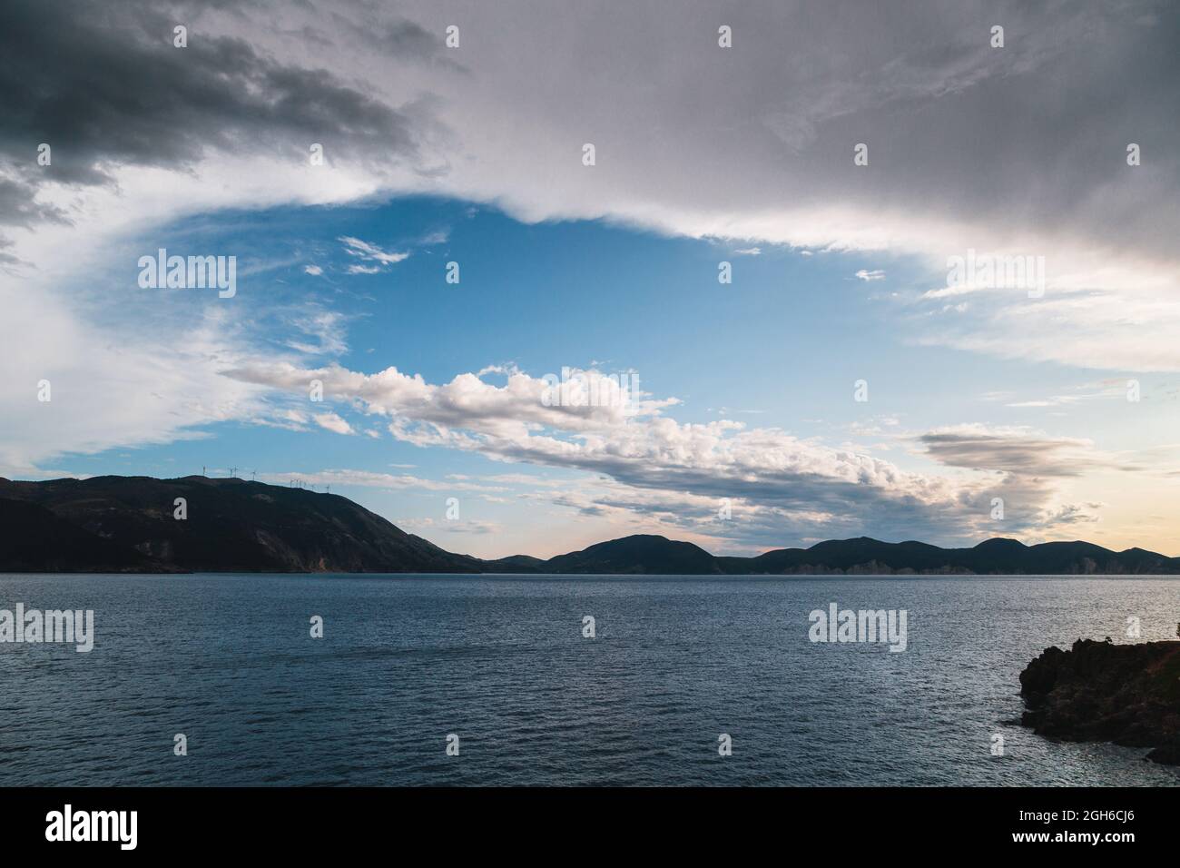Ciel sombre et spectaculaire avec nuages orageux au-dessus de la mer. Banque D'Images