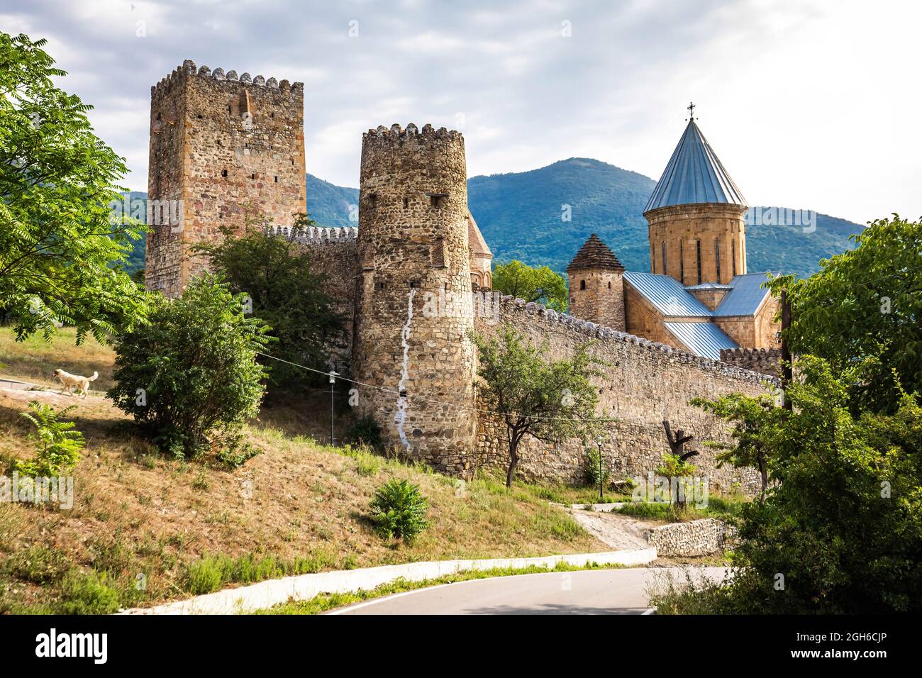 Vue panoramique sur le complexe de la forteresse d'Ananuri, sur la rivière Aragvi, en Géorgie. Le château a été le théâtre de nombreuses batailles Banque D'Images