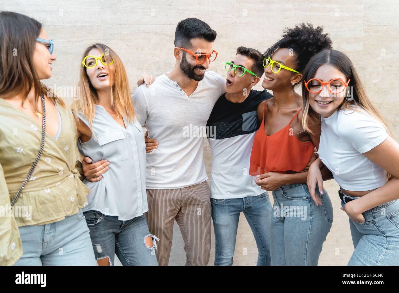 Groupe de meilleurs amis qui s'embrassent les mains sur les épaules Banque D'Images