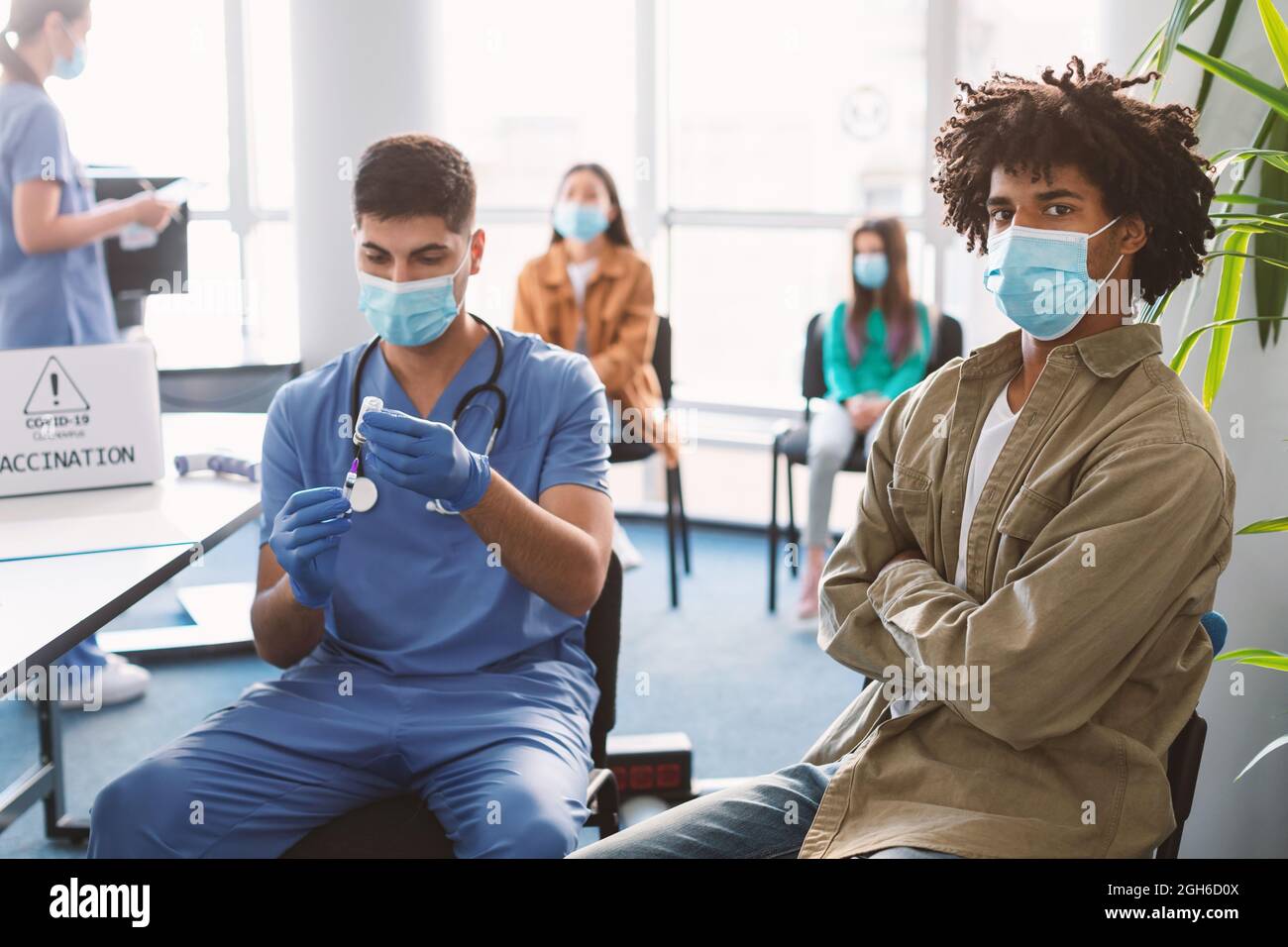 Médecin avec une seringue prenant la dose du vaccin Covid-19 à partir du flacon Banque D'Images
