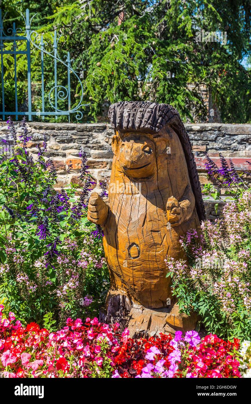 Sculpture en bois de hérisson à l'extérieur de l'hôtel de ville d'Eguzon-Chantome, Indre (36), France. Banque D'Images