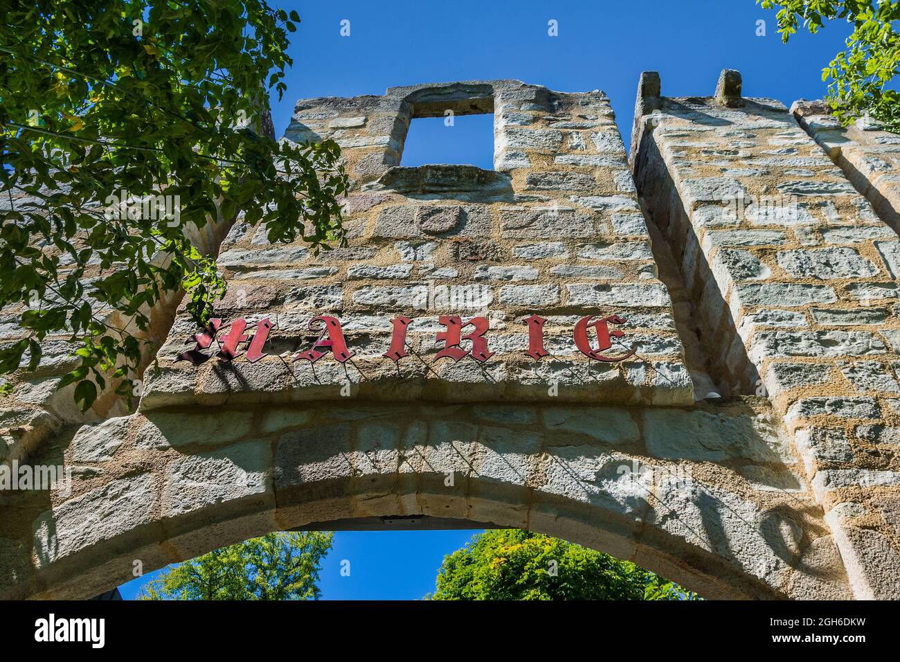 Arc d'entrée - converti du pont-levis du château - à l'Hôtel de ville / Mairie d'Eguzon-Chantome, Indre (36), France. Banque D'Images