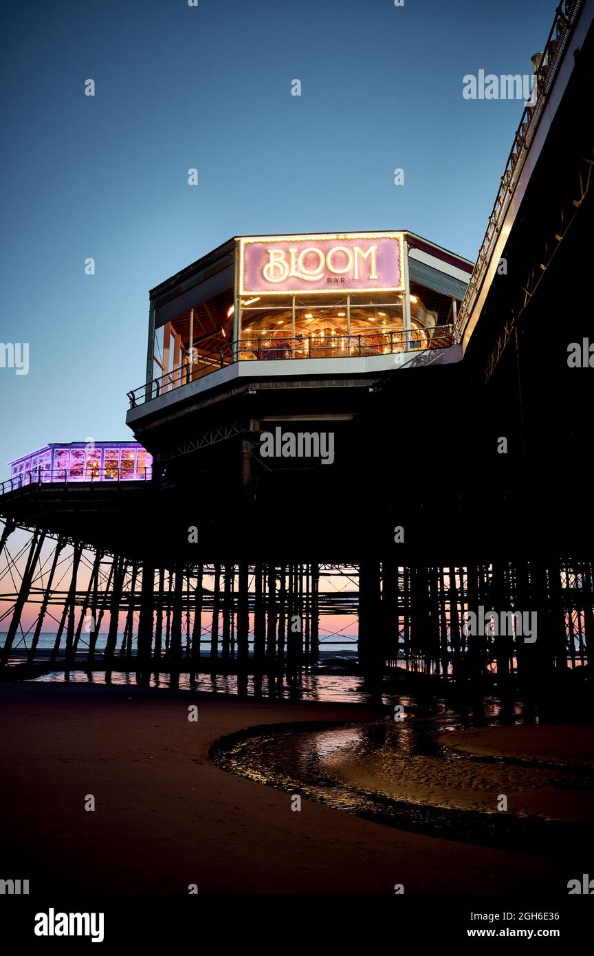 Le bar Bloom à la fin de North Pier au crépuscule en été Banque D'Images