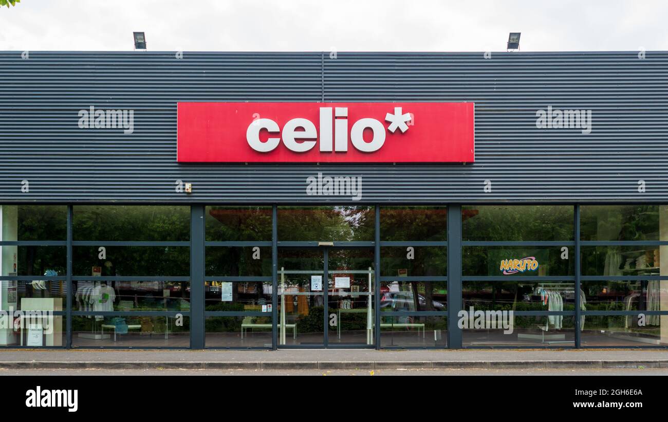 FLECHE, FRANCE - 31 juillet 2021 : gros plan de la boutique Celio en France Banque D'Images