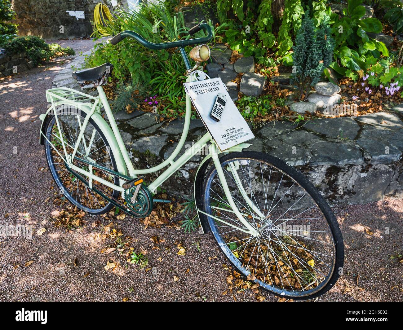 Vélo et téléphone mobile - dit en plaisantant être utilisé par le célèbre écrivain français du XVIIIe siècle George Sand - Gargilesse, Indre (36), France. Banque D'Images