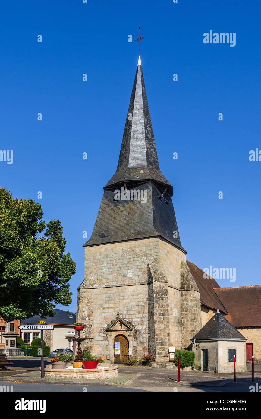 Église Saint-Symphorien du XIIe siècle à Bussière-Dunoise, Creuse (23), Nouvelle-Aquitaine, France. Banque D'Images