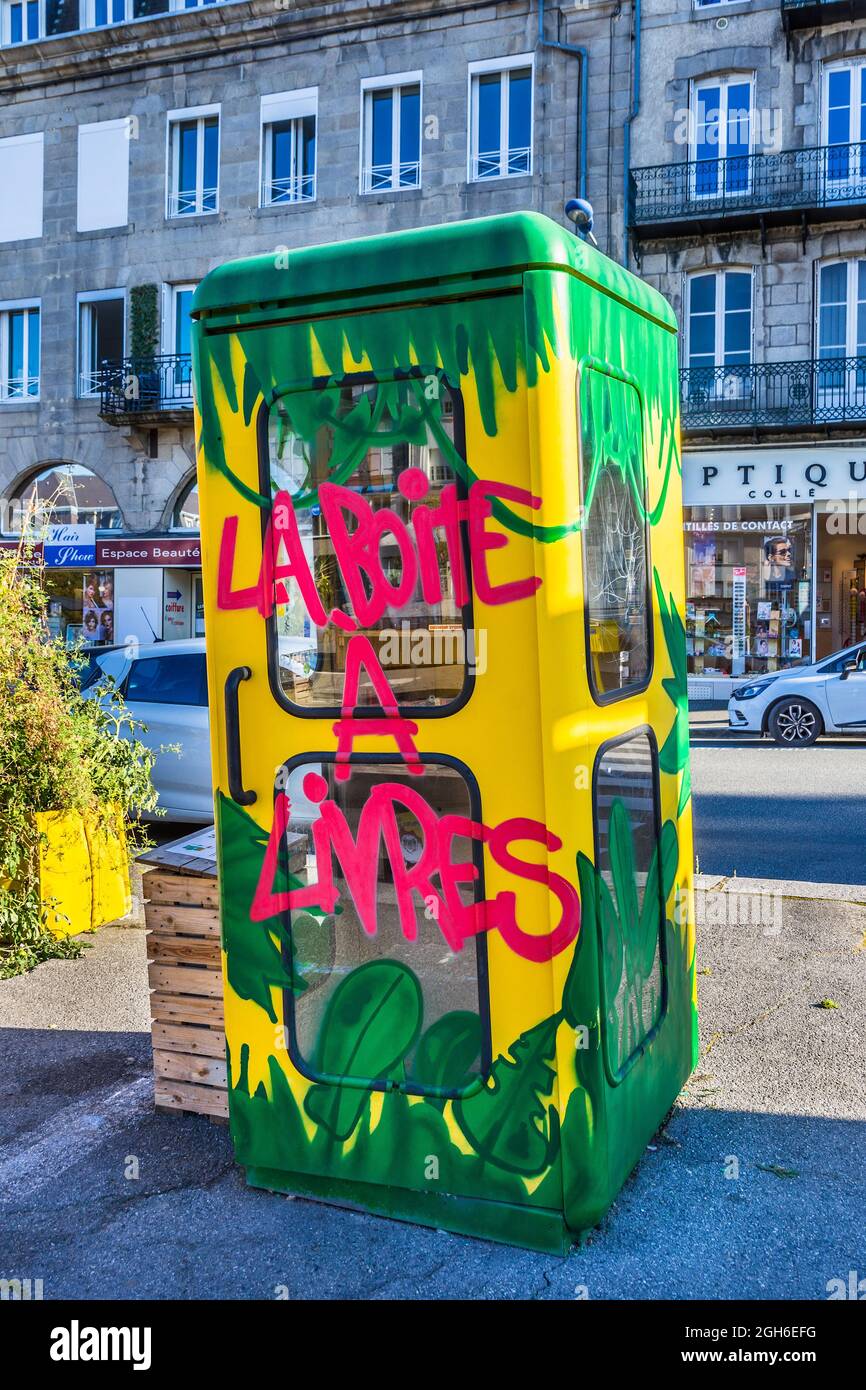 Bibliothèque de livres gratuite dans un kiosque téléphonique reconverti - Guéret, Creuse (23), Nouvelle-Aquitaine, France Banque D'Images