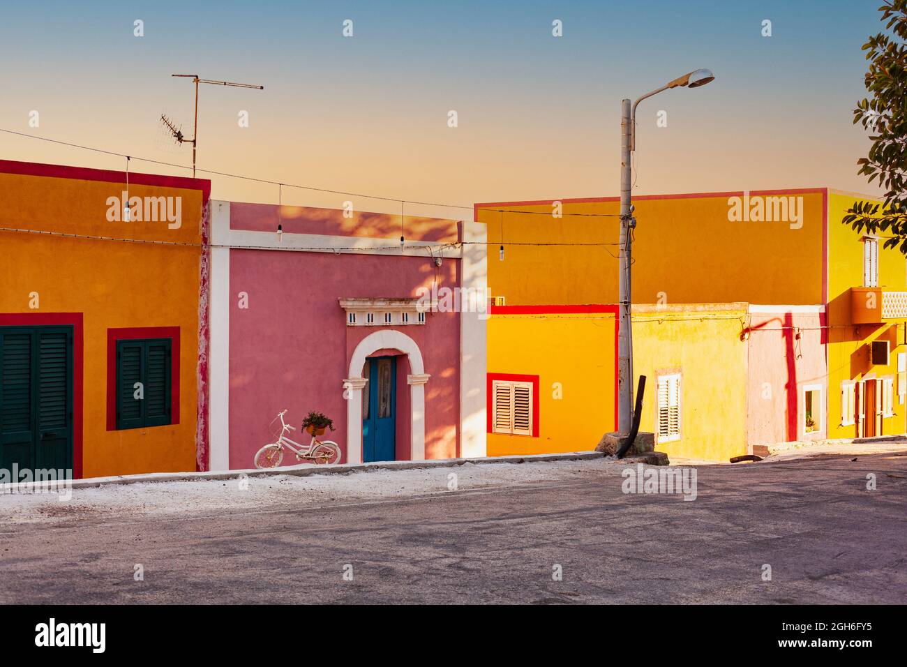 Vue sur les maisons de Linosa au coucher du soleil en été. Linosa est l'une des îles Pelagie dans le canal de Sicile de la mer Méditerranée Banque D'Images