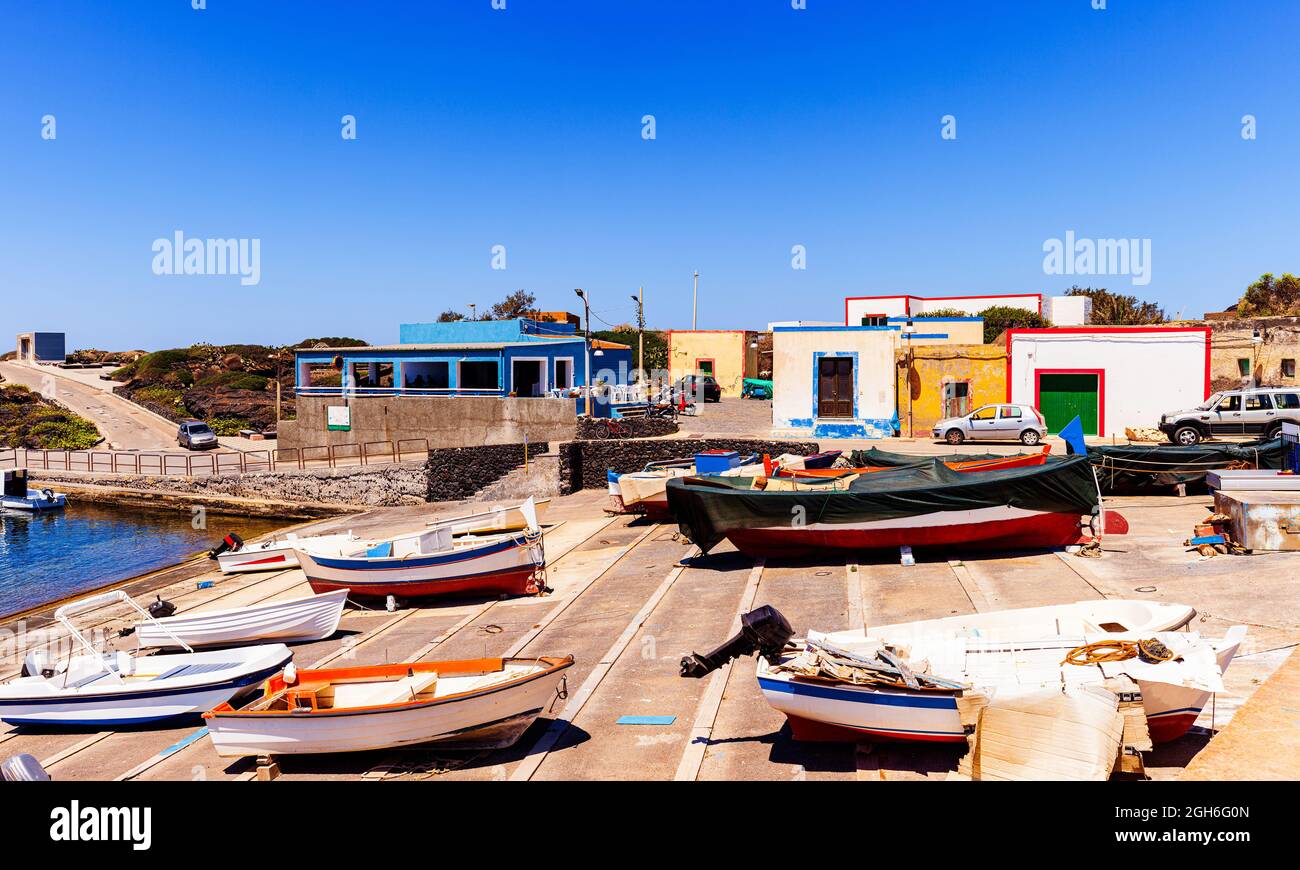 Bateaux amarrés dans le port de plaisance de Linosa. C'est l'une des îles Pelagie dans le Canal de Sicile de la mer Méditerranée Banque D'Images Bateaux amarrés dans le port de plaisance de Linosa. C'est l'une des îles Pelagie dans le Canal de Sicile de la mer Méditerranée Banque D'Images