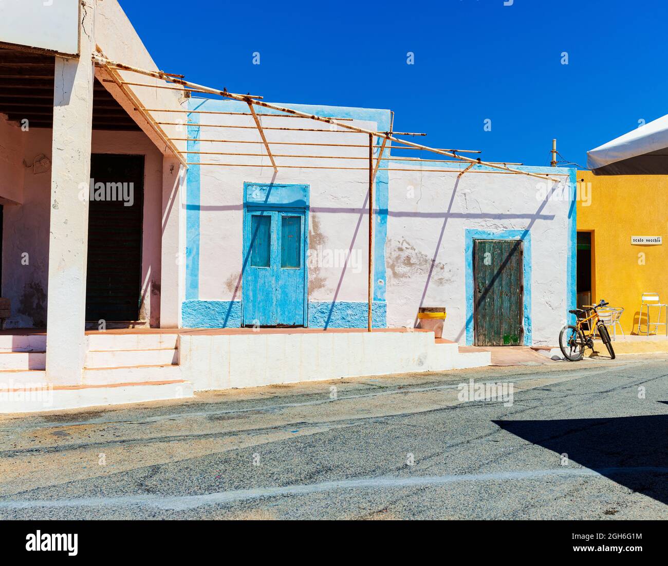 Vue sur les maisons typiques de Linosa, c'est l'une des îles Pelagie dans le canal de Sicile de la mer Méditerranée Banque D'Images