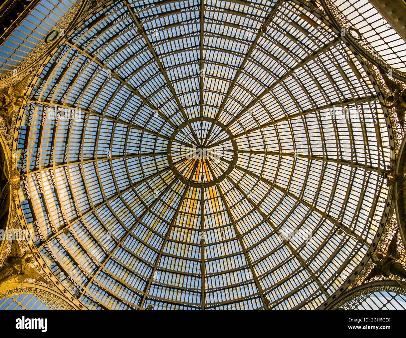 Un magnifique détail du toit en verre de la galerie Umberto I, Naples, Italie Banque D'Images