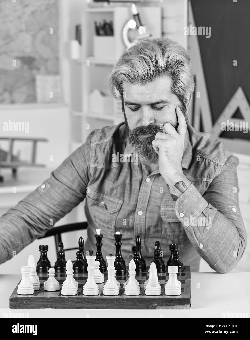 Concept de stratégie. Professeur d'école. Jeu de société. Homme intelligent jouant aux échecs. Figures sur le plateau d'échecs. Passe-temps intellectuel. Réfléchir à l'étape suivante. Faites votre Banque D'Images