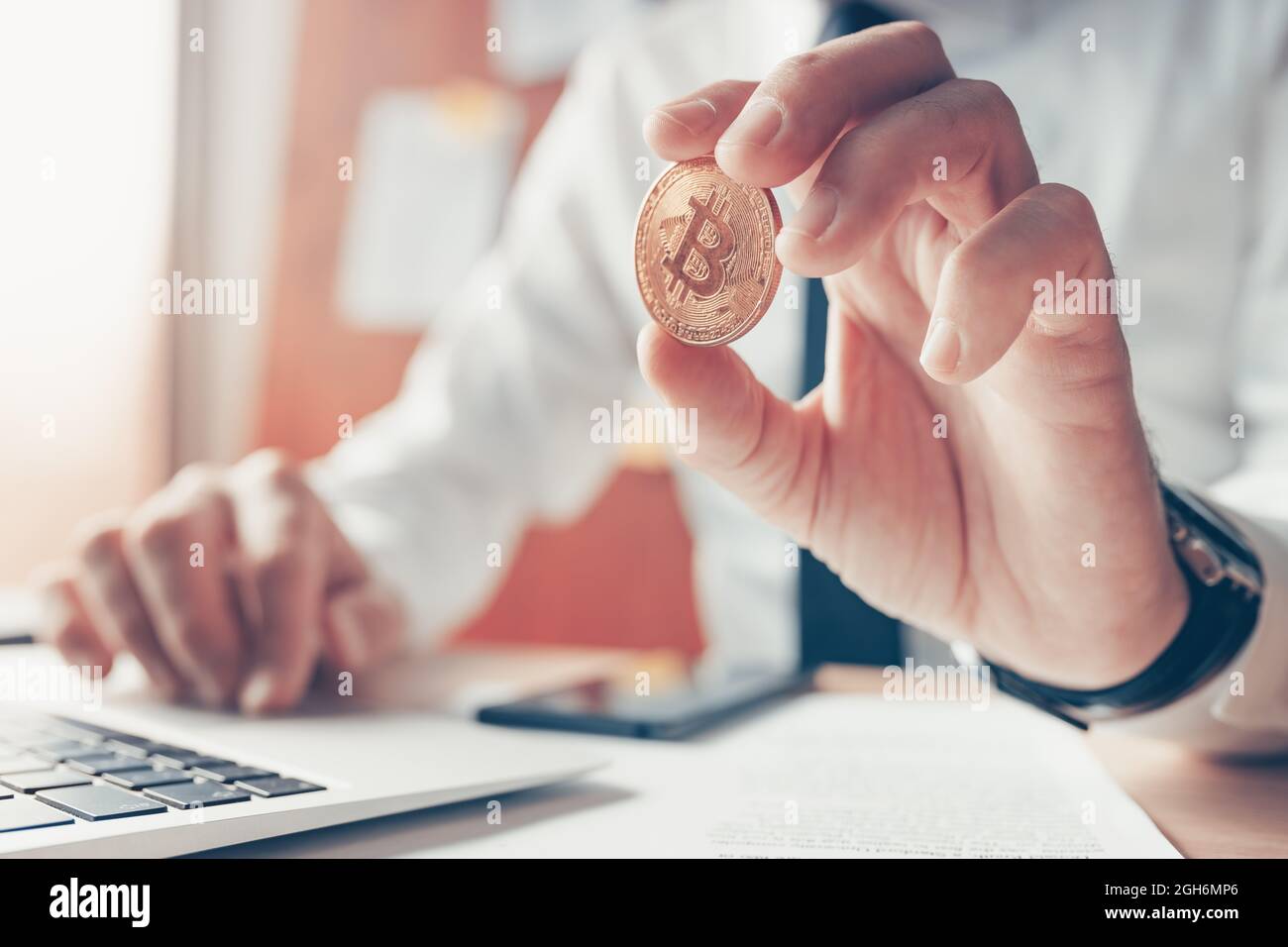 Homme d'affaires tenant le Bitcoin en main, commerce et échange de crypto-monnaies en ligne, attention sélective Banque D'Images