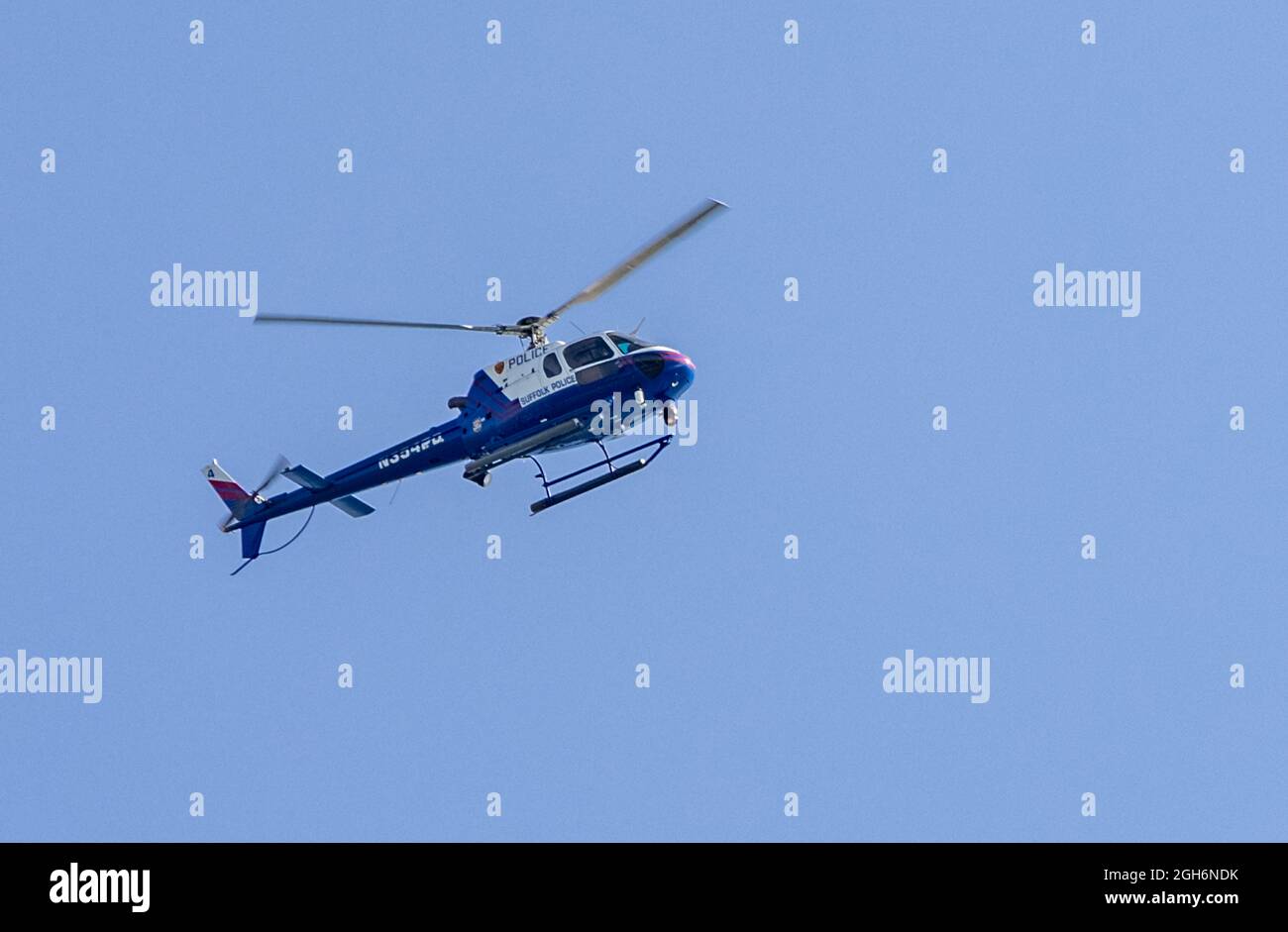 Hélicoptère du département de police du comté de Suffolk survolant Montauk point, Montauk, NY Banque D'Images