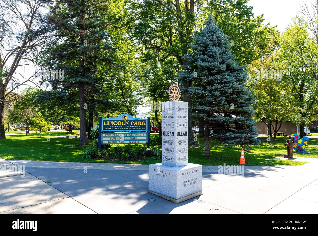 OLEAN, NY, USA-14 AOÛT 2021: Lincoln Park dans le centre-ville. Montrant des panneaux comprenant un panneau monolithique avec logo. Banque D'Images