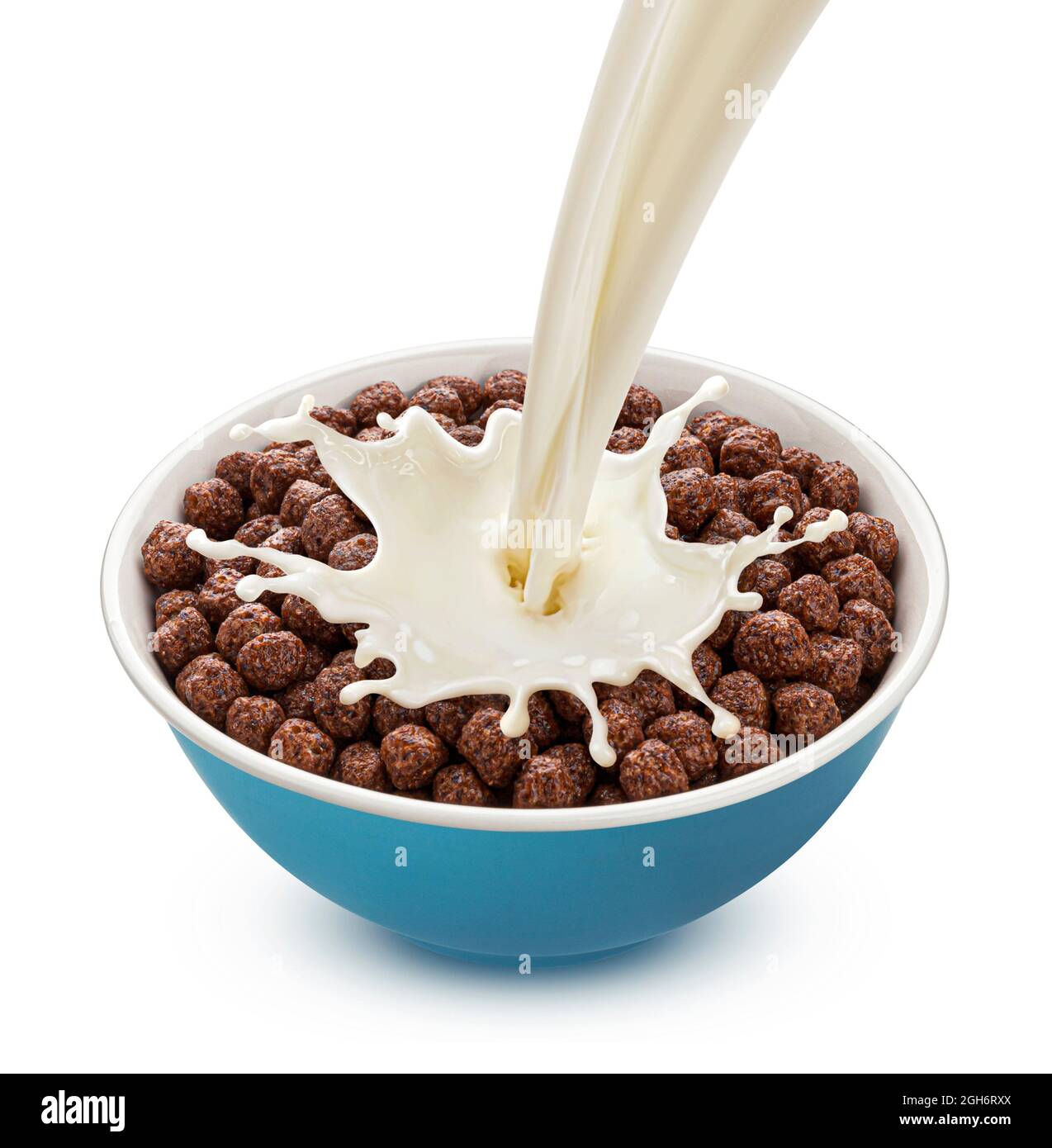 Boules de maïs au chocolat avec lait versé isolé sur fond blanc Banque D'Images
