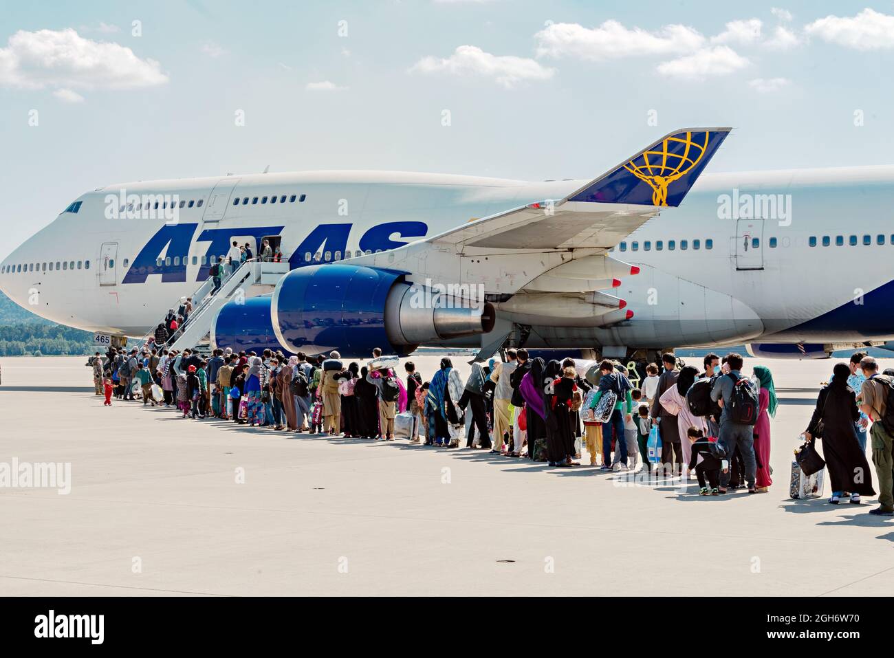 Les réfugiés afghans évacués de Kaboul embarquèrent à bord d'un avion commercial Atlas Air pour un vol de départ de la base aérienne de Ramstein le 4 septembre 2021 à Ramstein-Miesenbach, en Allemagne. Ramstein est le principal centre d'évacuation qui déplace les réfugiés qualifiés vers des endroits plus permanents. Banque D'Images