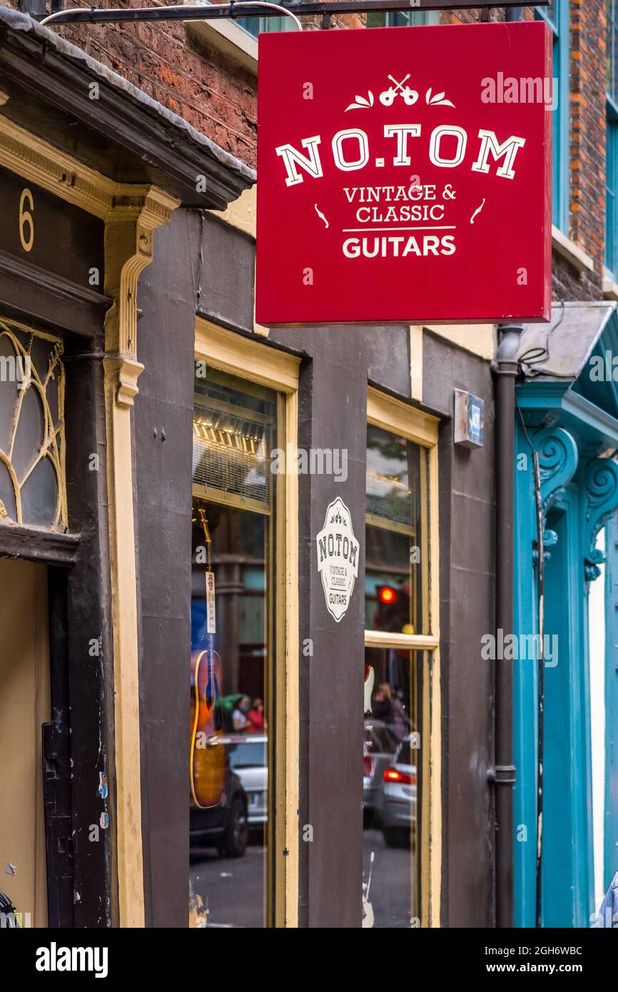 Le magasin de guitares vintage No.Tom se trouve dans la rue historique  Denmark Street, dans le centre de Londres. Denmark St avec ses magasins de  musique est connu sous le nom de