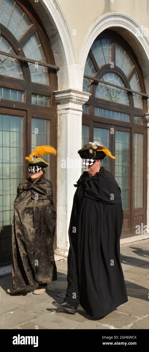 Deux personnes masquées dans les rues de Venise Italie Banque D'Images