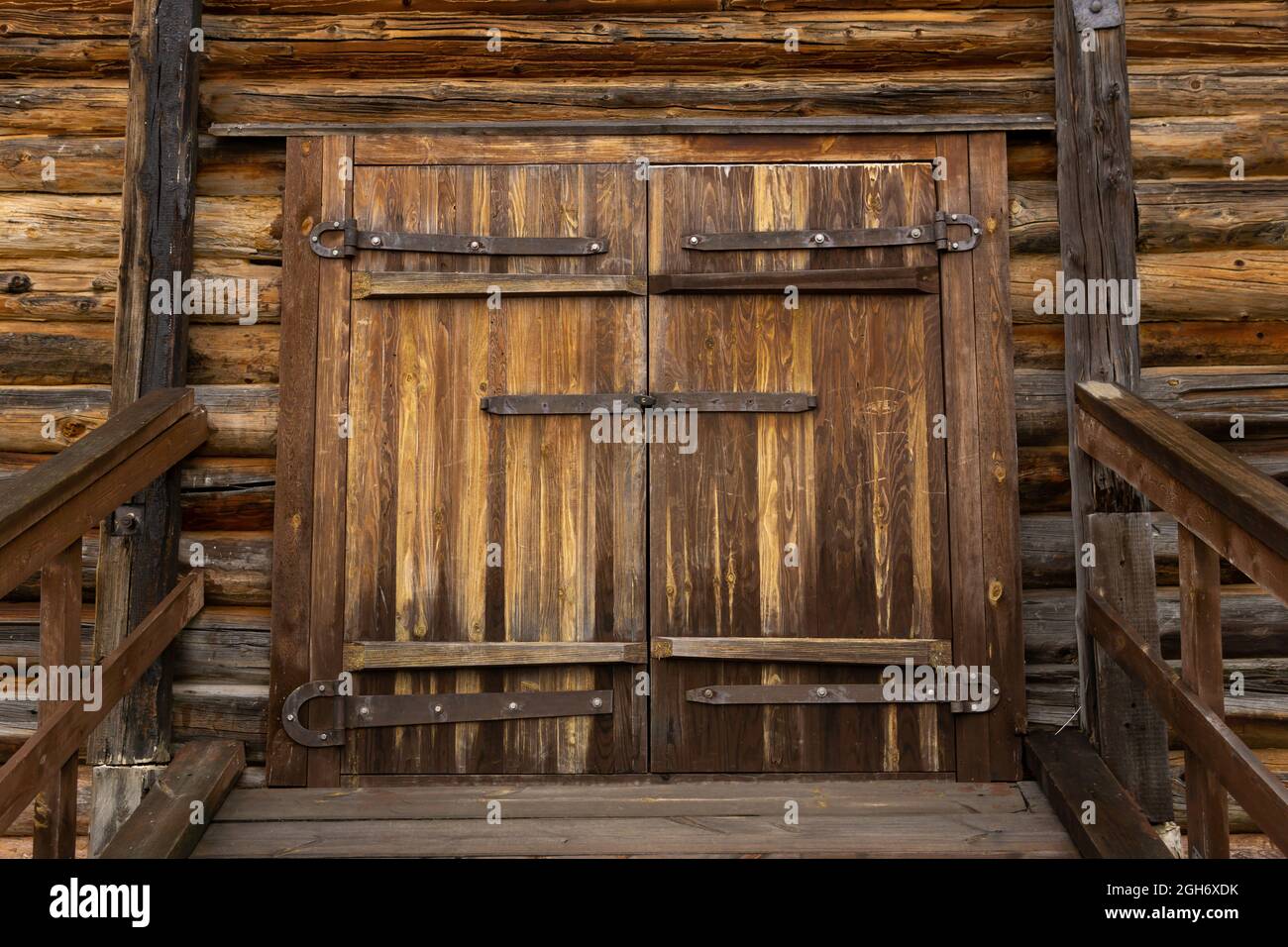 porte en bois dans une grange traditionnelle en bois Banque D'Images