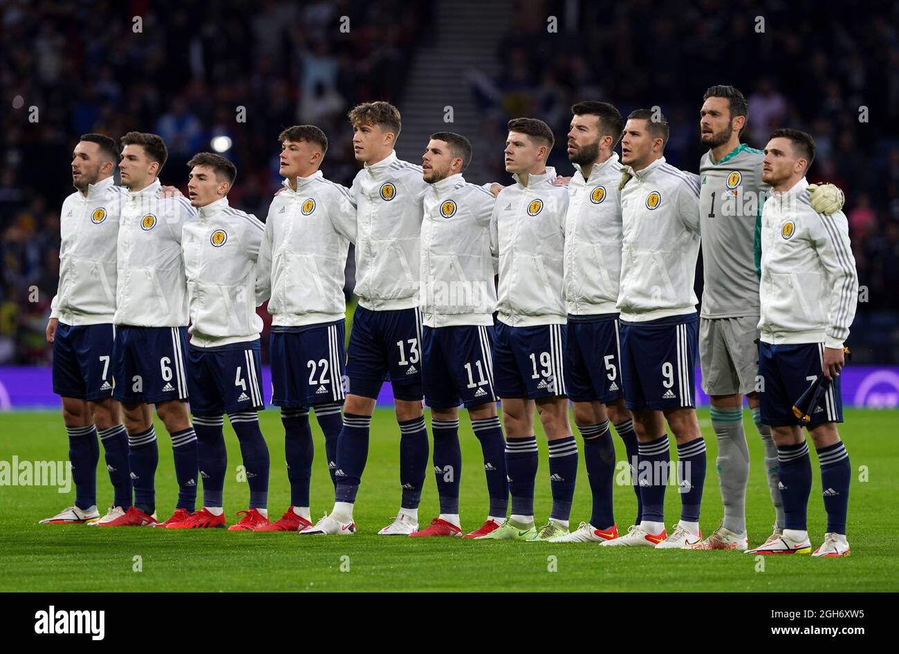 De gauche à droite, John McGinn, Kieran Tierney, Billy Gilmour, Nathan Patterson, Jack Hendry, Ryan Christie, Kevin Nisbet, Grant Hanley, Lyndon dykes, Craig Gordon et Andrew Robertson s'alignent avant le match de qualification de la coupe du monde de la FIFA 2022 à Hampden Park, Glasgow. Date de la photo: Samedi 4 septembre 2021. Banque D'Images