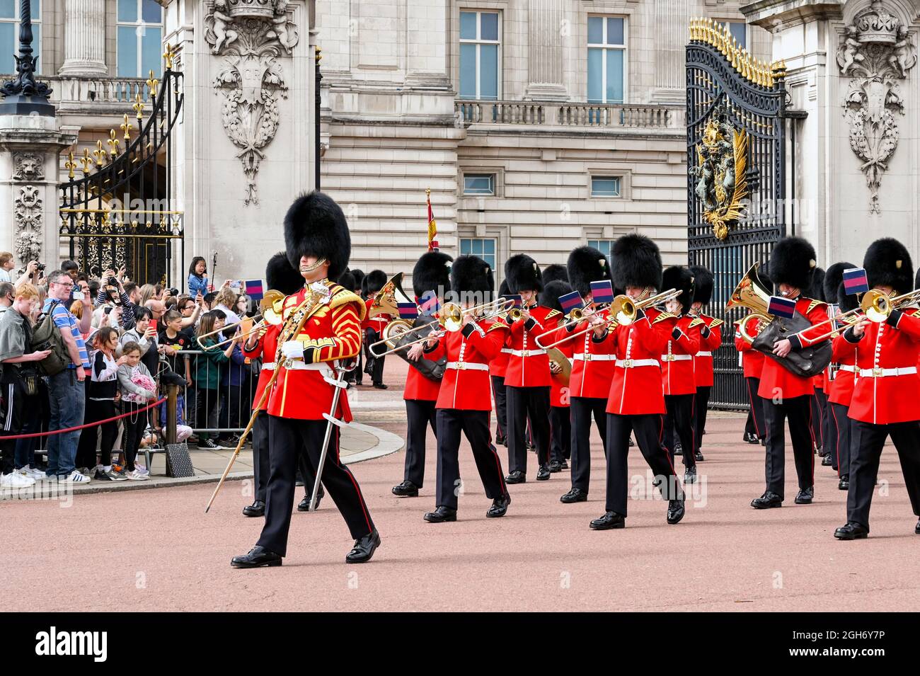 Londres, Angleterre - 2021 août : bande régimentaire des gardes gallois en marche depuis le palais de Buckingham après la cérémonie de la relève de la garde Banque D'Images