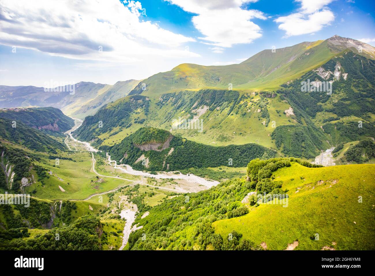 Vue panoramique sur les montagnes et les canyons de Géorgie depuis le haut autour de la montagne Kazbek en été Banque D'Images