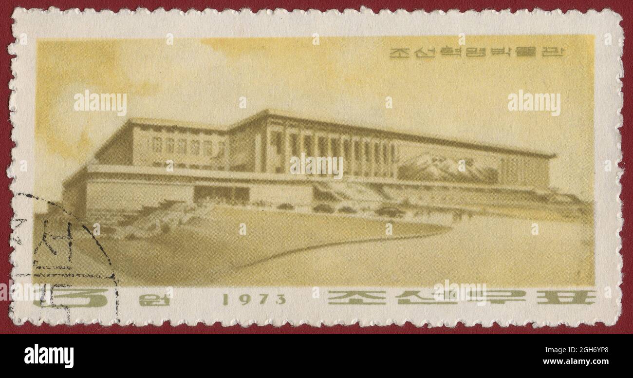CORÉE DU NORD - VERS 1973 : un timbre imprimé en Corée du Nord montre le musée de la Révolution coréenne, vers 1973. Banque D'Images