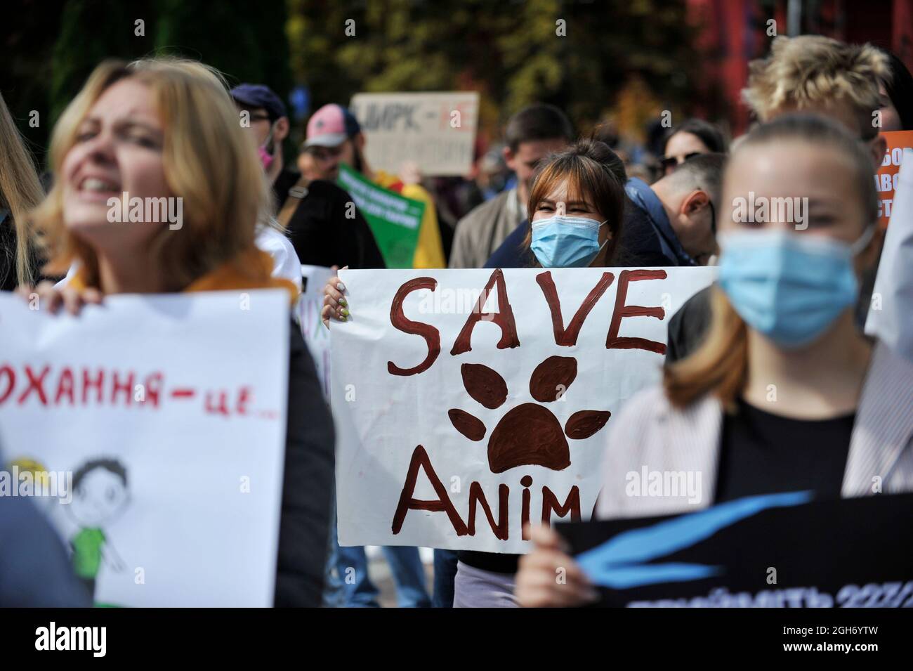 Kiev, Ukraine. Le 05septembre 2021. Un militant de la protection des animaux tient une plaque portant la mention « Save Animals » lors d'un rassemblement à Kiev.Une marche pour les droits des animaux a été organisée à Kiev, sous le slogan « protéger les faibles est l'affaire des forts » pour attirer l'attention des autorités sur la nécessité de protéger les animaux. Les militants des droits des animaux exigent une interdiction de la chasse, des tests sur les animaux des cosmétiques et des produits chimiques domestiques, ainsi que la fermeture des zoos pour animaux de compagnie, des fermes à fourrure et du delphinarium. (Photo par Sergei Chuzavkov/SOPA Images/Sipa USA) crédit: SIPA USA/Alay Live News Banque D'Images