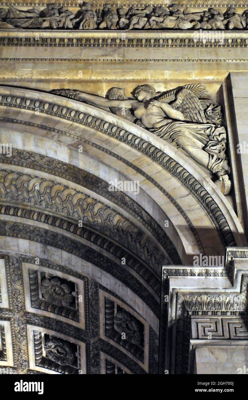 Détail nocturne de sculptures sur l'Arc de Triomphe, place Charles de Gaulle à Paris. Le monument a été inauguré en 1836. Banque D'Images