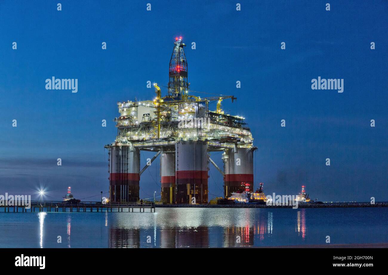 Plate-forme de l'océan profond de Chevron, plate-forme de la jambe d'extension, tugboats assistant, au départ d'Ingleside Bay, Kiewit Industries. Banque D'Images