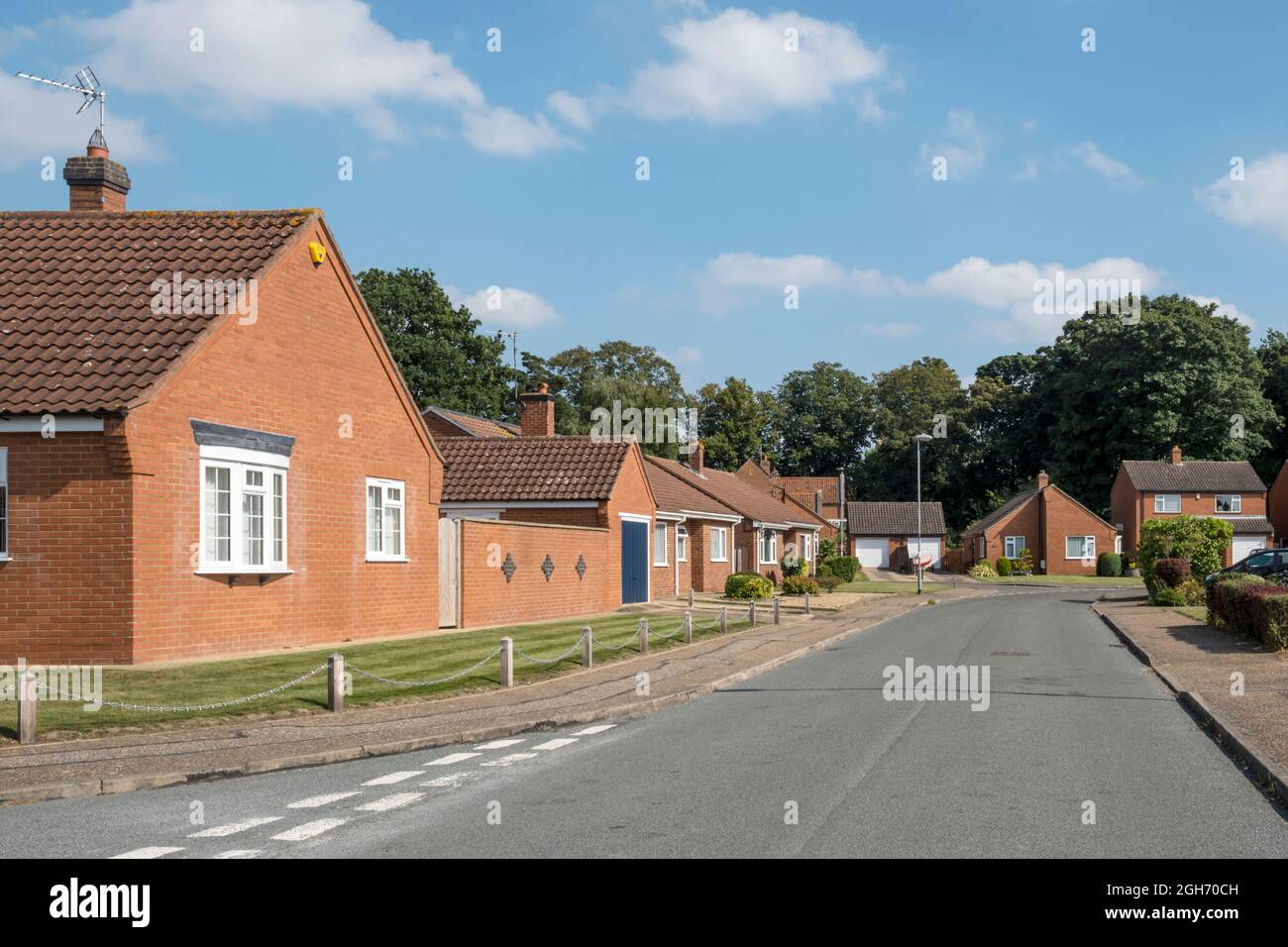 Bungalows et maisons modernes en briques dans le village de Dersingham, dans le Norfolk. Banque D'Images