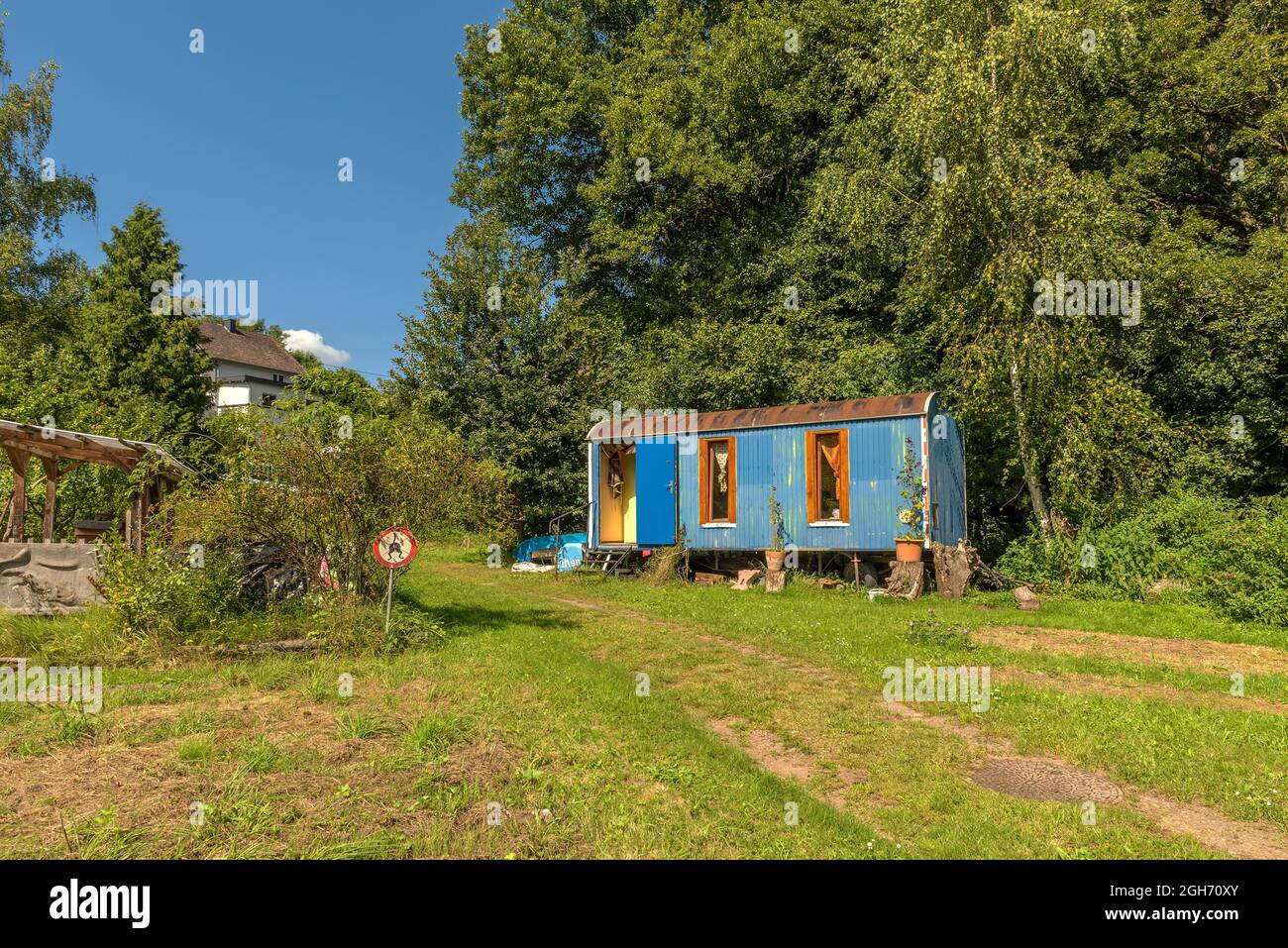 Ancienne remorque de construction transformée en caravane Banque D'Images