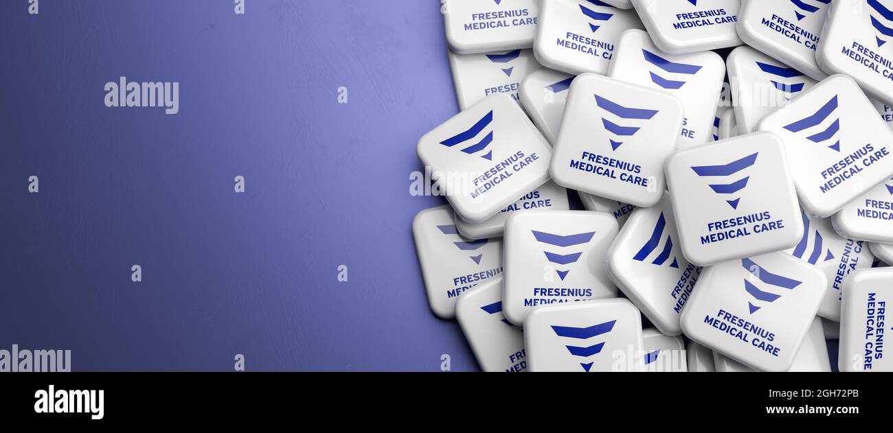 Logos de la société allemande de services de dialyse Fresenius Medical Care sur un tas sur une table. Copier l'espace. Format de bannière Web. Banque D'Images