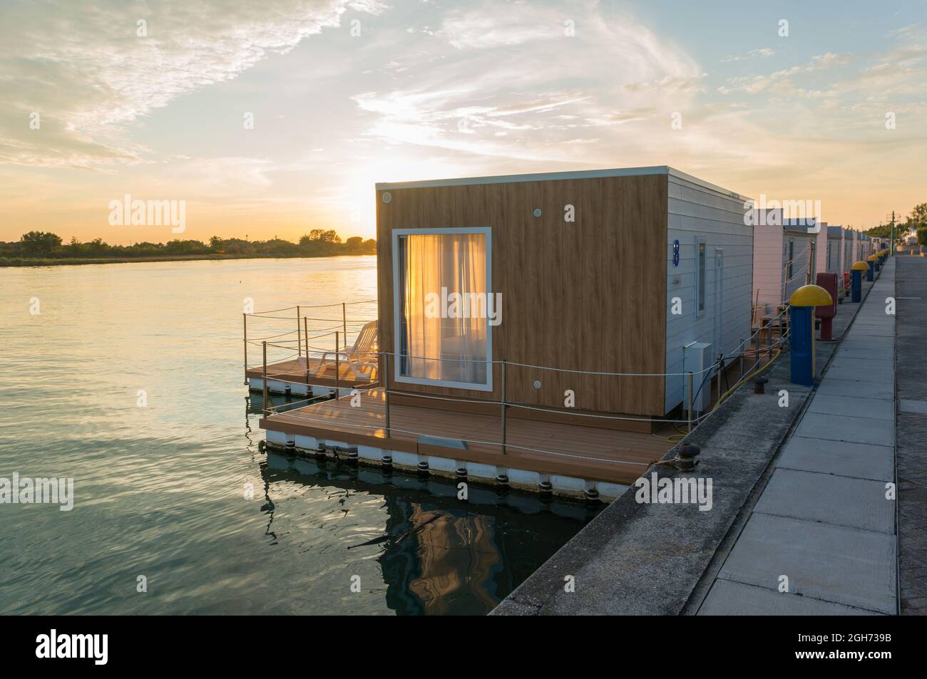 Lignano Sabbiadoro, Italie (3 septembre 2021) - Maisons flottantes à l'embouchure de la rivière Tagliamento au coucher du soleil Banque D'Images