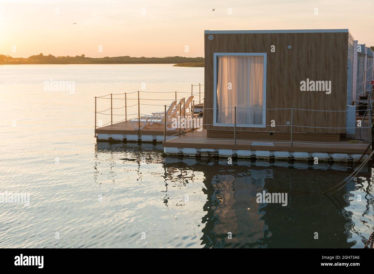 Lignano Sabbiadoro, Italie (3 septembre 2021) - Maisons flottantes à l'embouchure de la rivière Tagliamento au coucher du soleil Banque D'Images