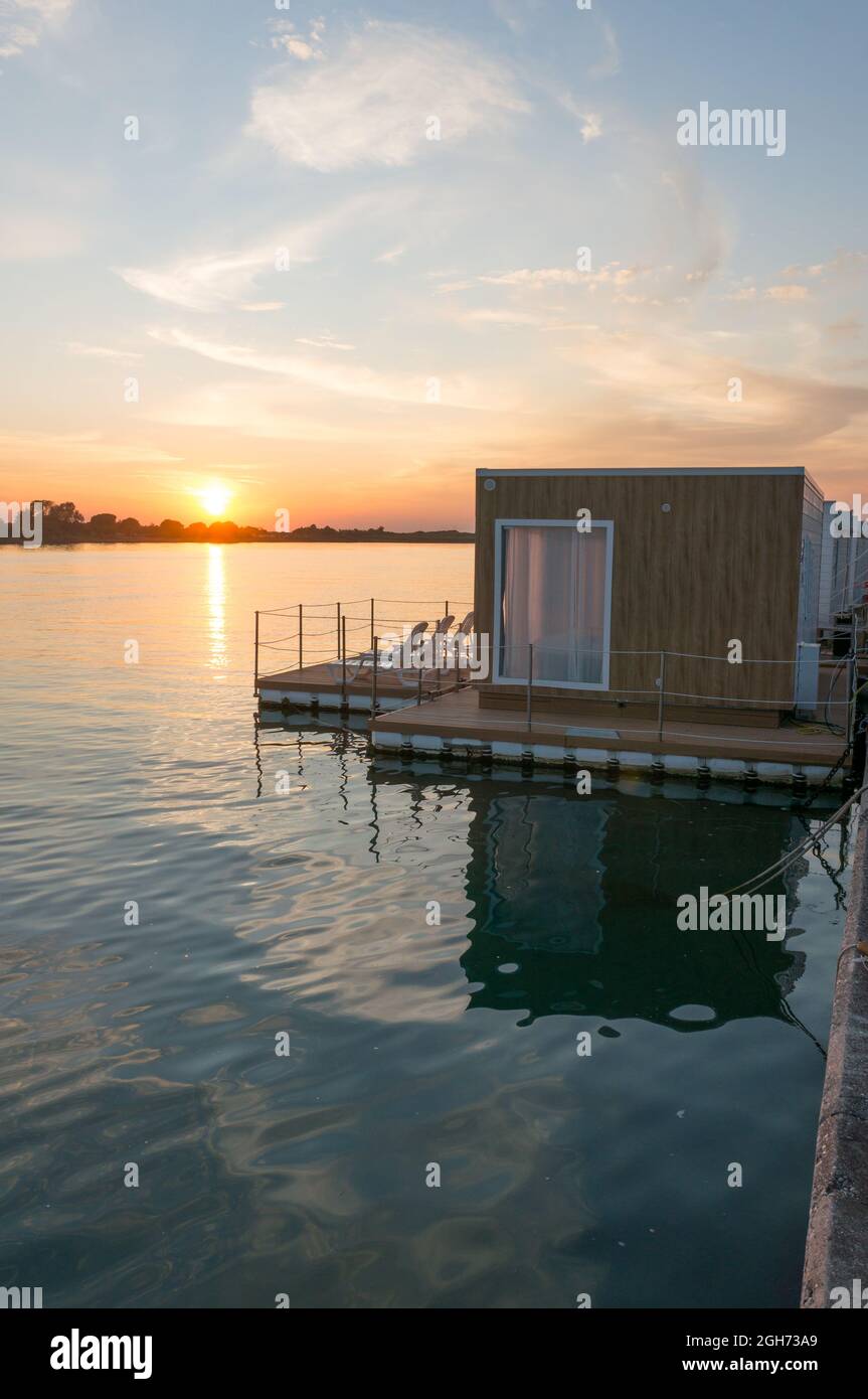 Lignano Sabbiadoro, Italie (3 septembre 2021) - Maisons flottantes à l'embouchure de la rivière Tagliamento au coucher du soleil Banque D'Images
