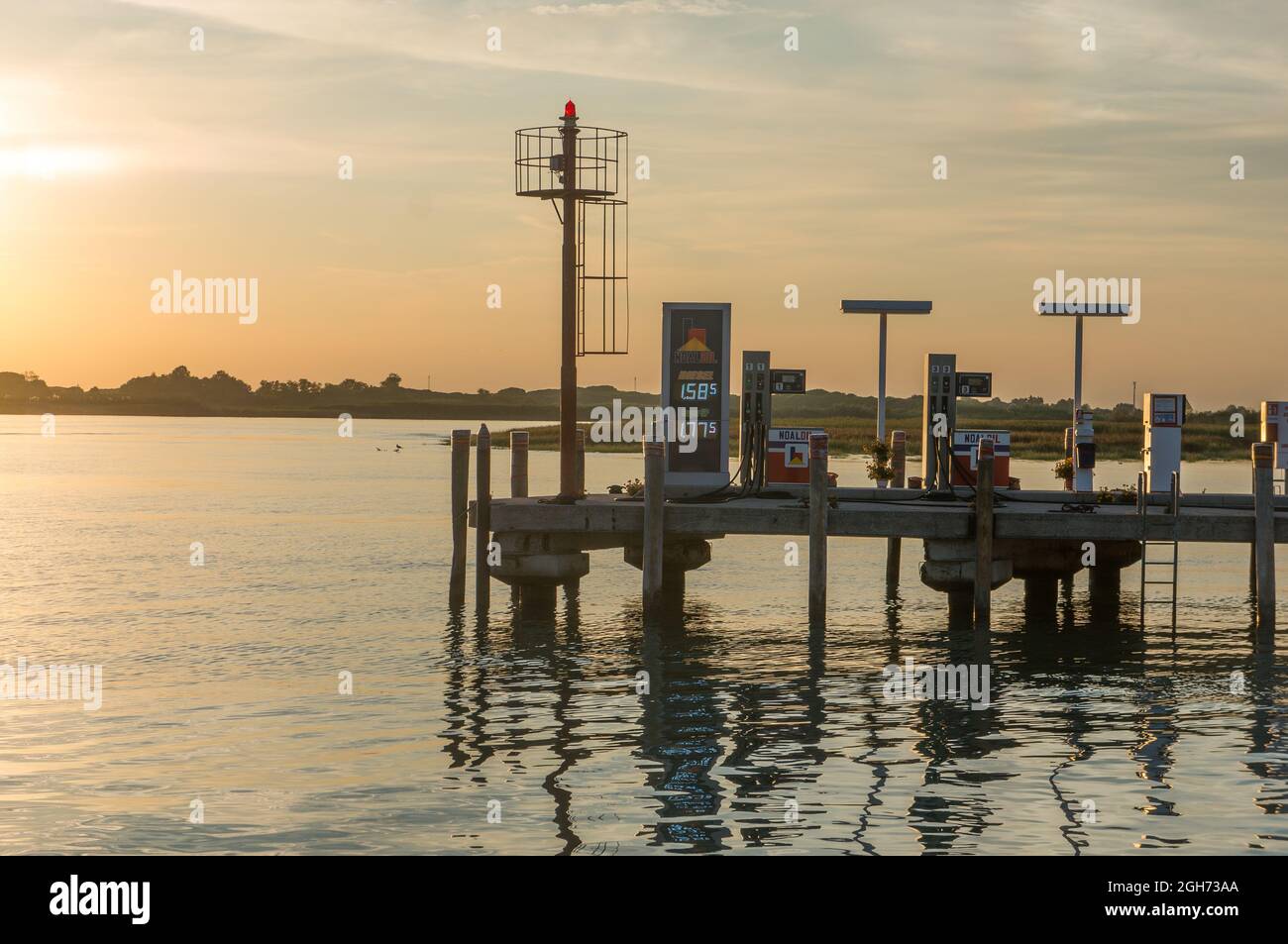 Lignano Sabbiadoro, Italie (3 septembre 2021) - Station pétrolière pour navires et bateaux à l'embouchure du fleuve Tagliamento par la mer Adriatique Banque D'Images