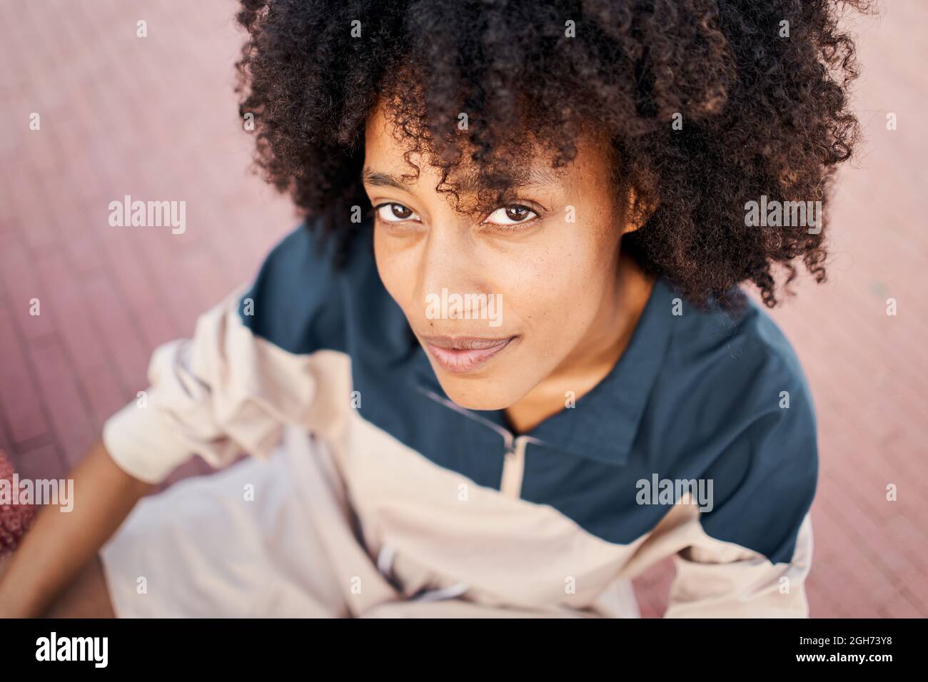 Portrait d'une jeune femme afro-américaine regardant la caméra avec une expression sérieuse. Concept de la femme habilitée, journée de la femme, 8 mars. Banque D'Images