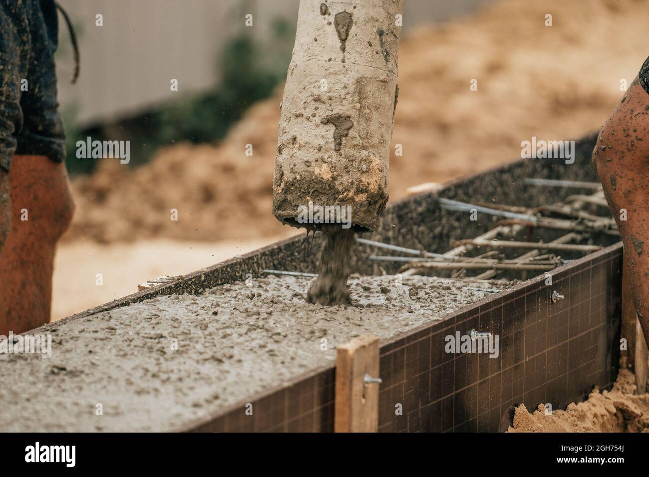 Construction de fondations de bâtiment. Verser avec du béton liquide de coffrage avec du fer renforcé. Chantier, concept de développement. Banque D'Images