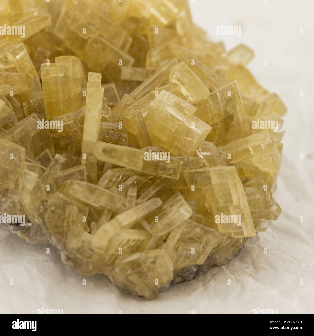 Macrocristaux de baryte de pierre minérale, barite sur fond blanc gros plan Banque D'Images