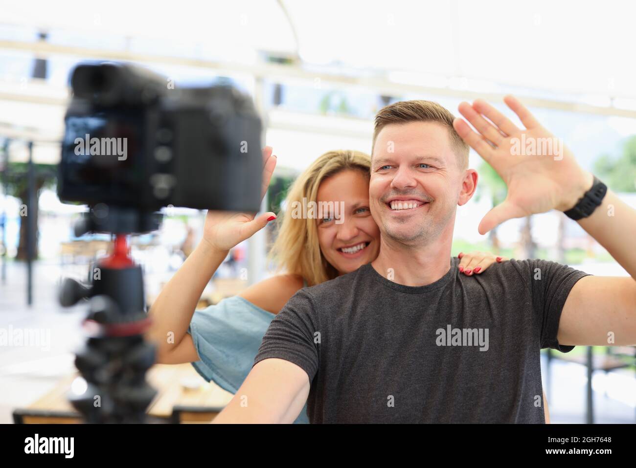 Un jeune couple heureux avec regarder la caméra et parler sur la webcam  Photo Stock - Alamy