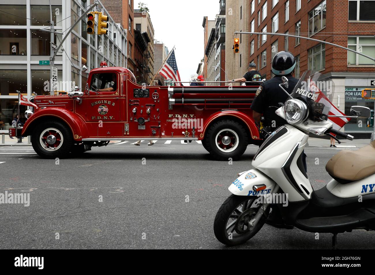 New York, États-Unis. Le 05septembre 2021. Un camion de feu d'époque est vu lors de la promenade du souvenir de 911 de l'église Saint François d'Assise à l'église Saint Peters dans le centre de Manhattan. La marche a été exécutée chaque année pour se souvenir de ceux qui ont été perdus lors de l'attaque terroriste de 911 et pour se rappeler le Père Mychal Judge un aumônier qui a servi le service des incendies de la ville de New York (NYFD). Le juge père a été tué dans l'exercice de ses fonctions en 911. Crédit : SOPA Images Limited/Alamy Live News Banque D'Images